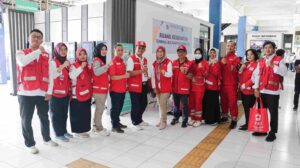 PMI Jakarta Timur Bagikan 100 Paket Mudik Kit dan Buka Pos Siaga Lebaran di Terminal Kp. Rambutan