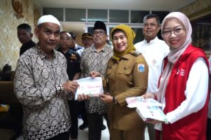 PMI Jakarta Timur Berikan 150 Paket Mudik Kit untuk Pemudik Disabilitas Netra