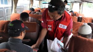 PMI Jakarta Timur Berikan 150 Paket Mudik Kit untuk Pemudik Disabilitas Netra