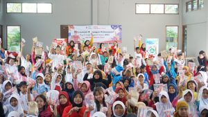 Bertepatan dengan Hari Pendidikan Nasional, PMI Jakarta Timur Berikan Dukungan Psikososial dan Bantuan di SDN Kebon Pala 11