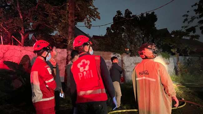 PMI Jakarta Timur Respon Cepat Kebakaran Rumah di Lubang Buaya, Cipayung