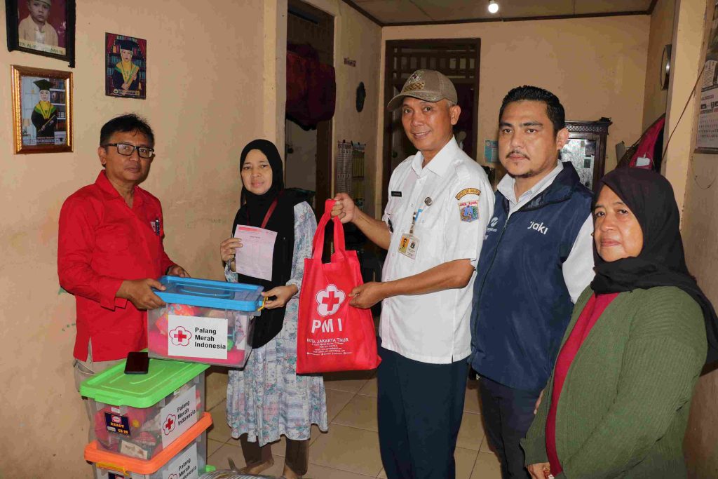 PMI Jakarta Timur Salurkan Bantuan Kemanusiaan untuk Korban Kebakaran di Rawa Terate, Cakung