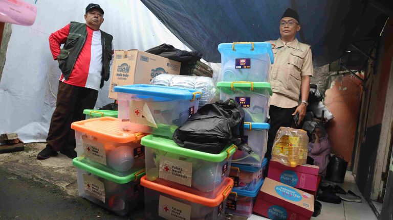 PMI Jakarta Timur Salurkan Bantuan Logistik bagi Korban Kebakaran di Cililitan