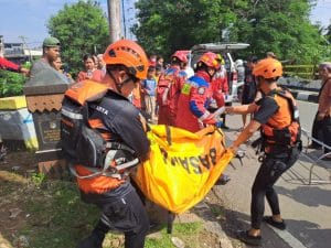 PMI Jakarta Timur Tanggap Evakuasi Korban Tenggelam di Kali Sunter