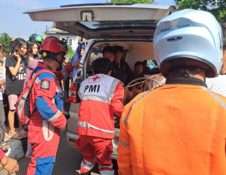 PMI Jakarta Timur Tanggap Evakuasi Korban Tenggelam di Kali Sunter