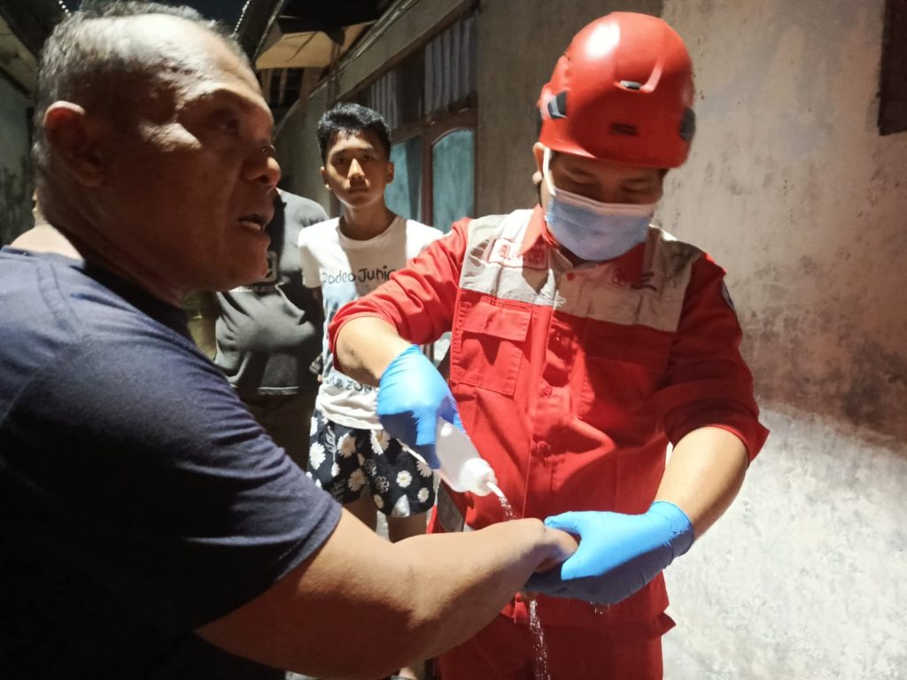 PMI Jakarta Timur Terjunkan Tim dan Ambulans dalam Kebakaran di Cililitan