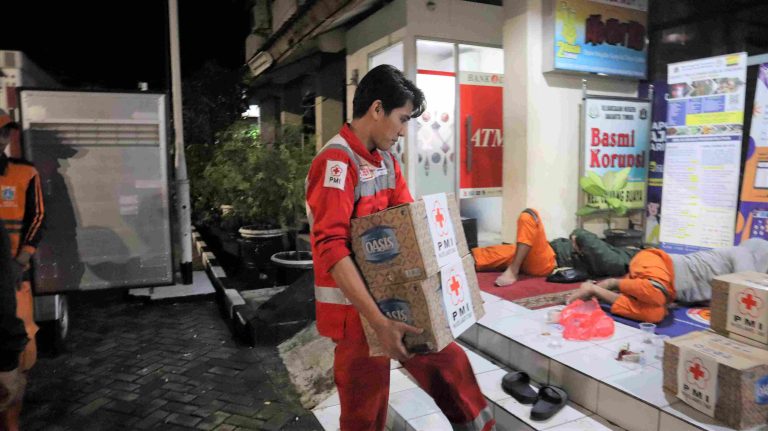 Respons Cepat! PMI Jaktim Distribusikan Ribuan Bantuan untuk Warga Terdampak Banjir