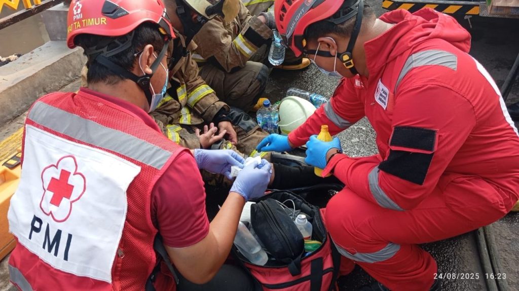 PMI Jakarta Timur Kerahkan Ambulans dan Petugas Medis pada Kebakaran di Cipinang Cempedak