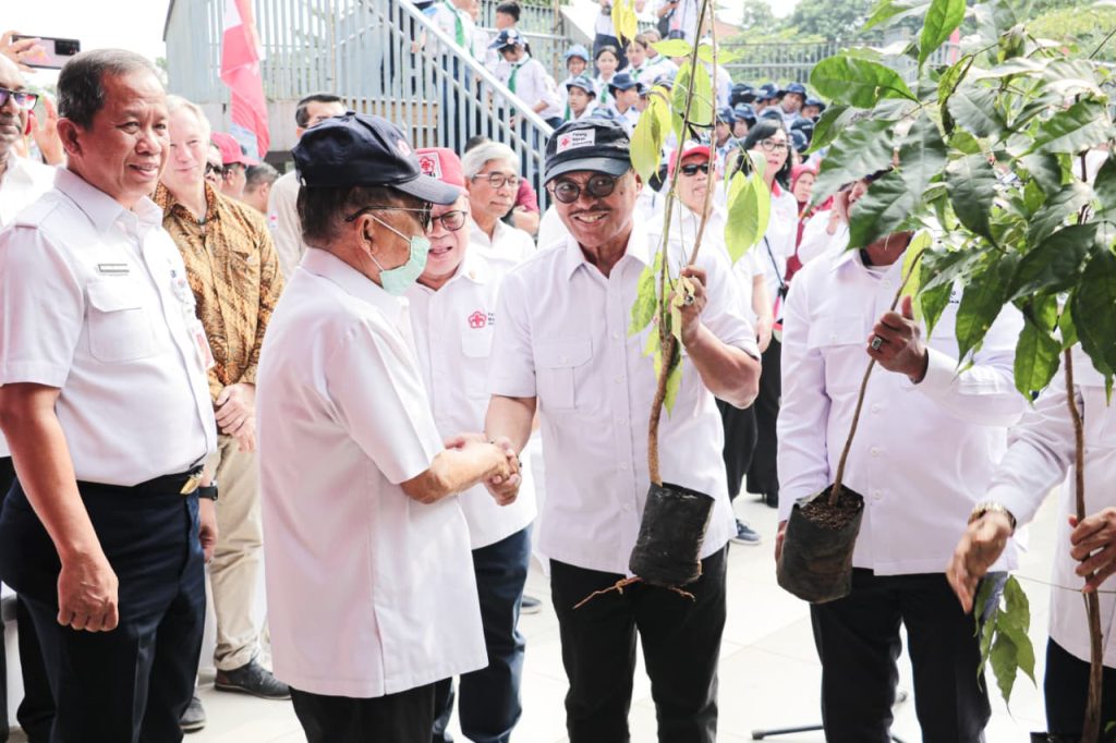 PMI Jakarta Timur Ikut Hadir di HUT PMI ke-80, Tebar Bibit Pohon dan Benih Ikan untuk Lingkungan