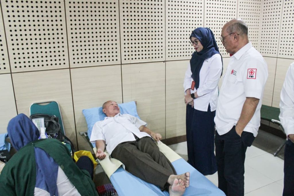 pmi jakarta timur dukung donor darah ksr pmi unit unj targetkan 500 kantong rektor ikut donor darah