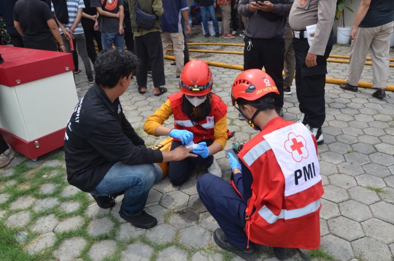 Kebakaran Pabrik Kopi di Matraman PMI Jakarta Timur Lakukan Pertolongan Pertama Pada Korban