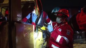 PMI Jakarta Timur Bantu Evakuasi Pengemudi Truk yang Terjepit di Flyover Buaran