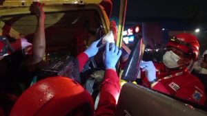 PMI Jakarta Timur Bantu Evakuasi Pengemudi Truk yang Terjepit di Flyover Buaran