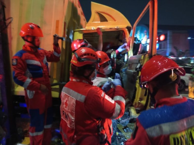 PMI Jakarta Timur Bantu Evakuasi Pengemudi Truk yang Terjepit di Flyover Buaran
