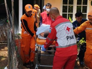 PMI Jakarta Timur Tangani Kegawatdaruratan Medis Petugas PPSU di Kelurahan Klender