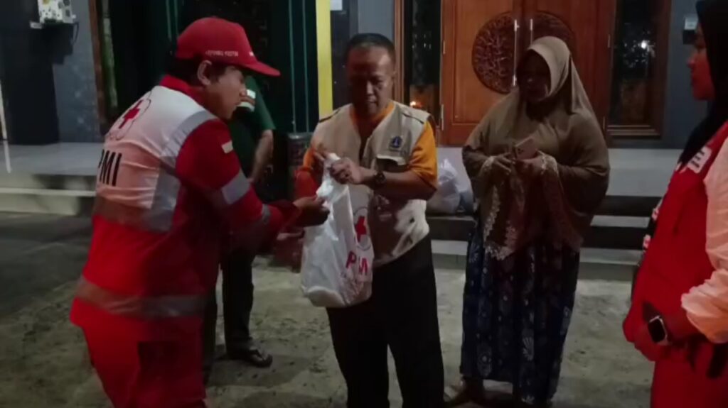 Update Banjir Jakarta Timur: PMI Salurkan Bantuan ke Tiga Kelurahan Terdampak