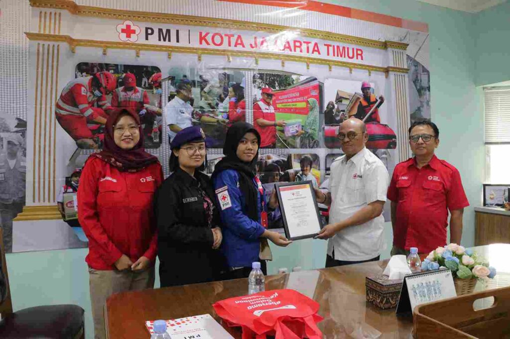 Civitas Akademika Politeknik STIS Salurkan Donasi Banjir Sumatera melalui PMI Jakarta Timur