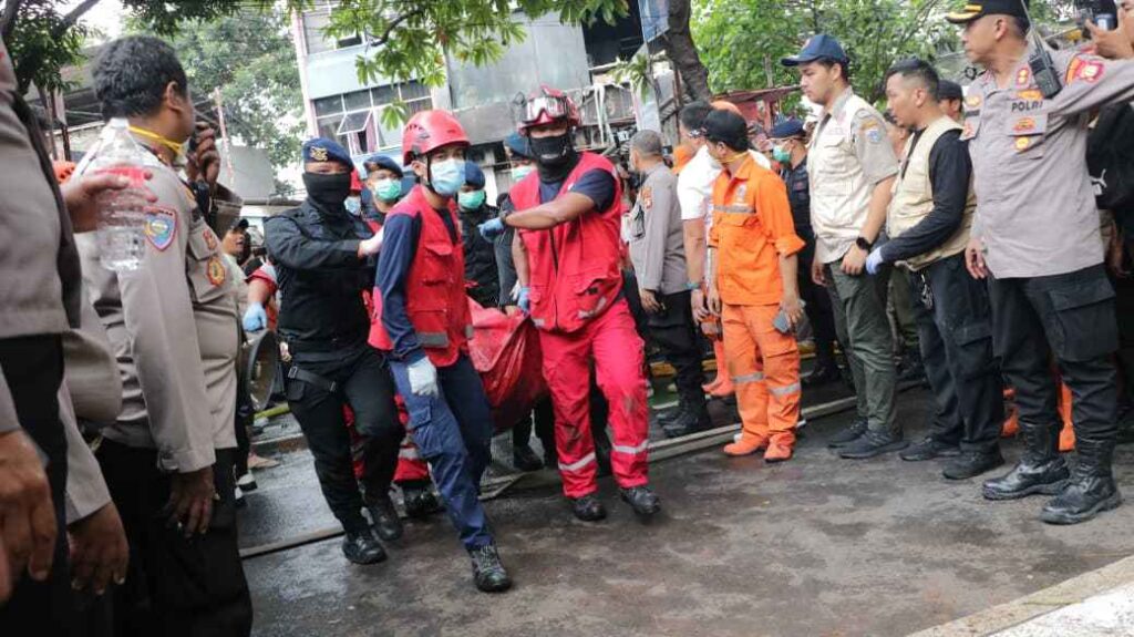 Kebakaran Gedung Terra Drone PMI se-DKI Jakarta Gerak Cepat Kerahkan Puluhan Personil