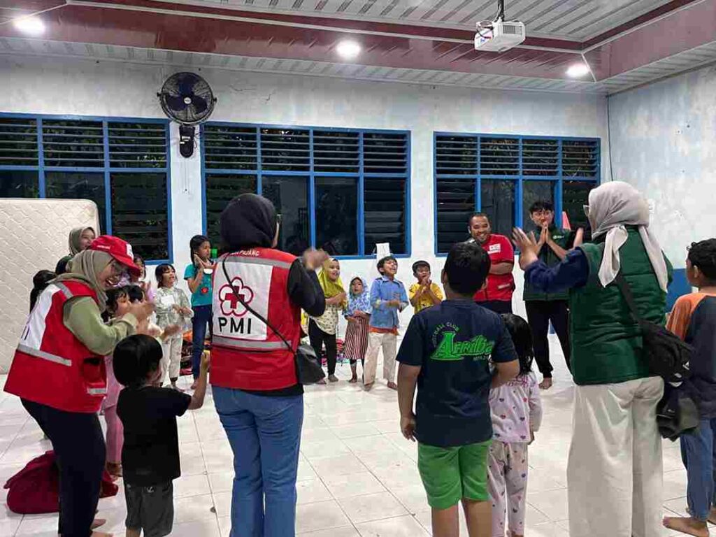 PMI Jakarta Timur Apresiasi Relawan KSR PMI Unit UNJ yang tergabung dalam UNJ Peduli Bantu Penanganan Banjir Sumatera
