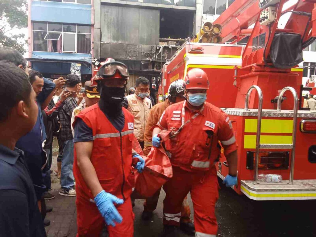 PMI Jakarta Timur Bantu Evakuasi Kebakaran Kantor Terra Drone Cempaka Baru