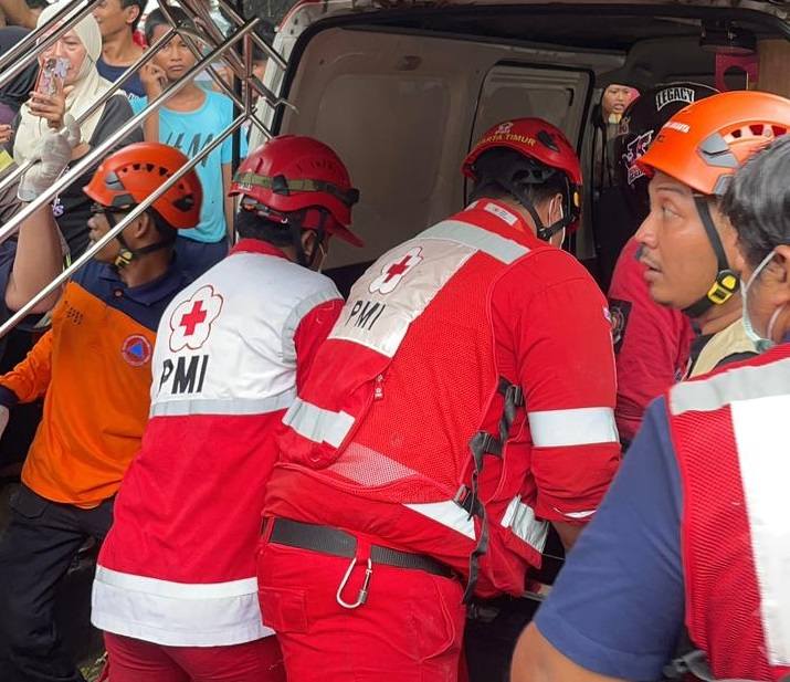 PMI Jakarta Timur Bantu Evakuasi Korban Kebakaran Kantor Terra Drone, Cempaka Baru