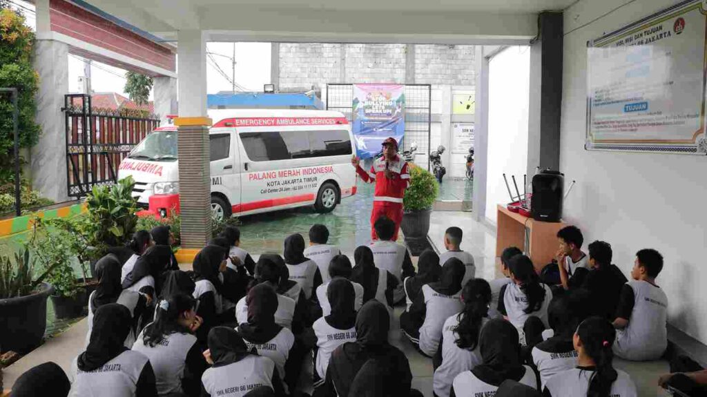 PMI Jakarta Timur Gelar Edukasi Dan Pengenalan Ambulans Di SMKN 66 Jakarta