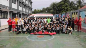 PMI Jakarta Timur Gelar Edukasi Dan Pengenalan Ambulans Di SMKN 66 Jakarta