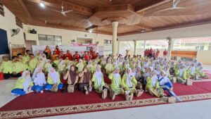 Bantu Pemulihan Dampak Banjir di Sumbar, PMI Jakarta Timur Salurkan 1.000 Seragam Sekolah, 100 Paket Diberikan ke SMAN 9 Padang