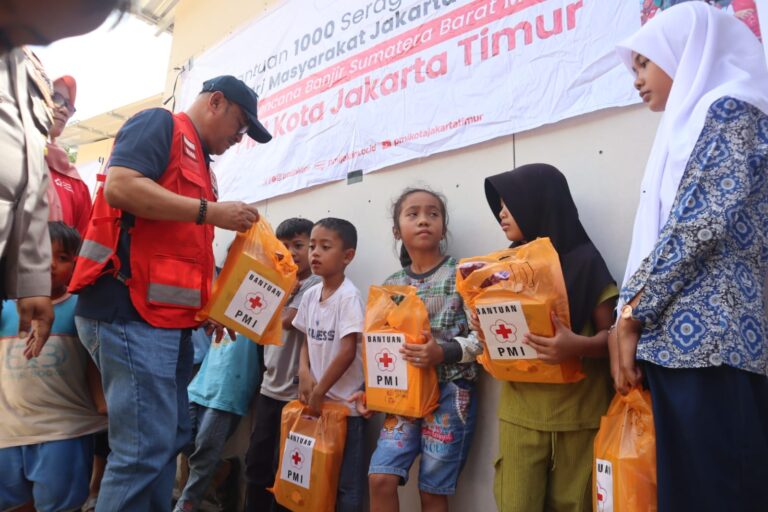 PMI Jakarta Timur Dukung Pemulihan Pendidikan Anak di Hunian Sementara Pesisir Selatan