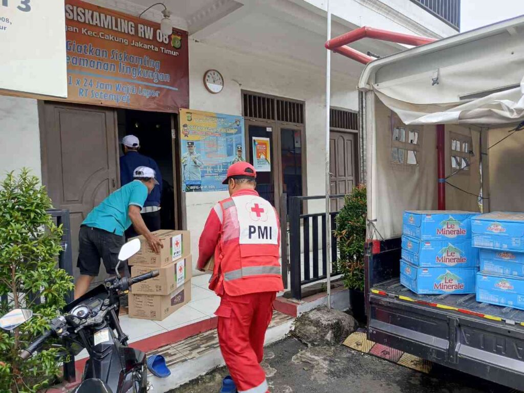PMI Jakarta Timur Salurkan Bantuan Bagi Masyarakat Terdampak Banjir di Kelurahan Penggilingan