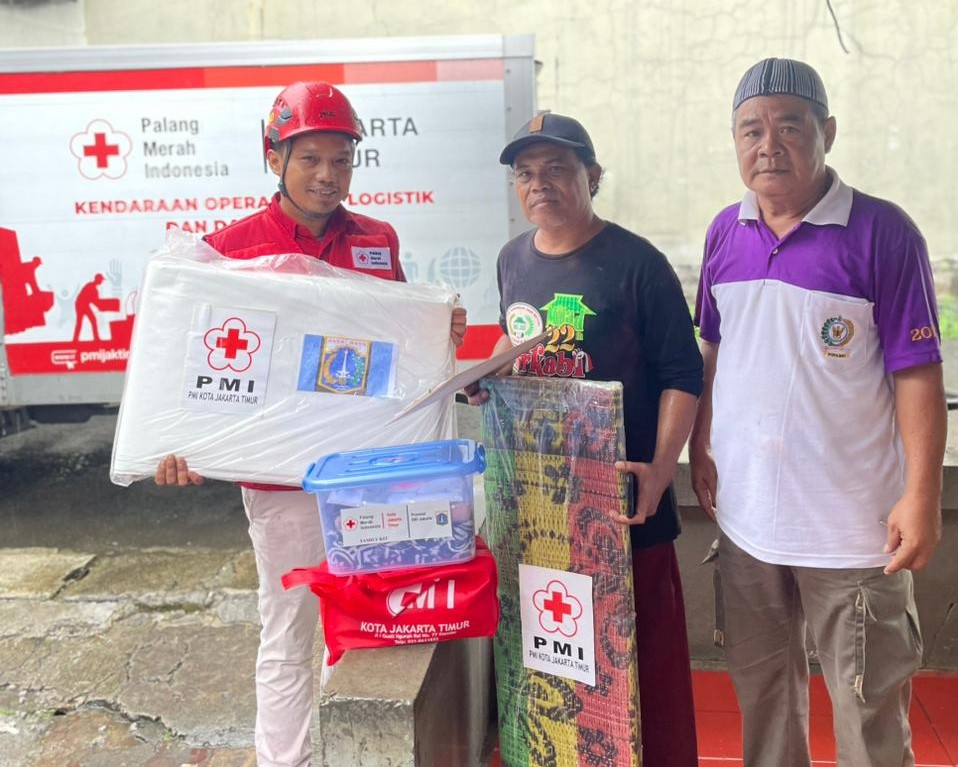 PMI Jaktim Hadir Salurkan Bantuan bagi Warga Terdampak Rumah Rubuh di Kelurahan Pulo Gebang