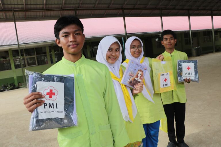 Bantu Pemulihan Dampak Banjir di Sumbar, PMI Jakarta Timur Salurkan 1.000 Seragam Sekolah, 100 Paket Diberikan ke SMAN 9 Padang