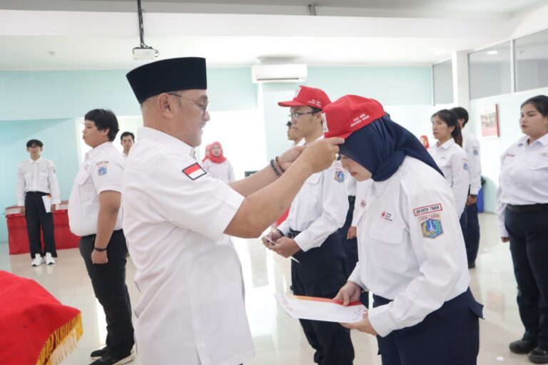 Regenerasi Relawan Kemanusiaan, PMI Jakarta Timur Lantik KSR Angkatan 2025