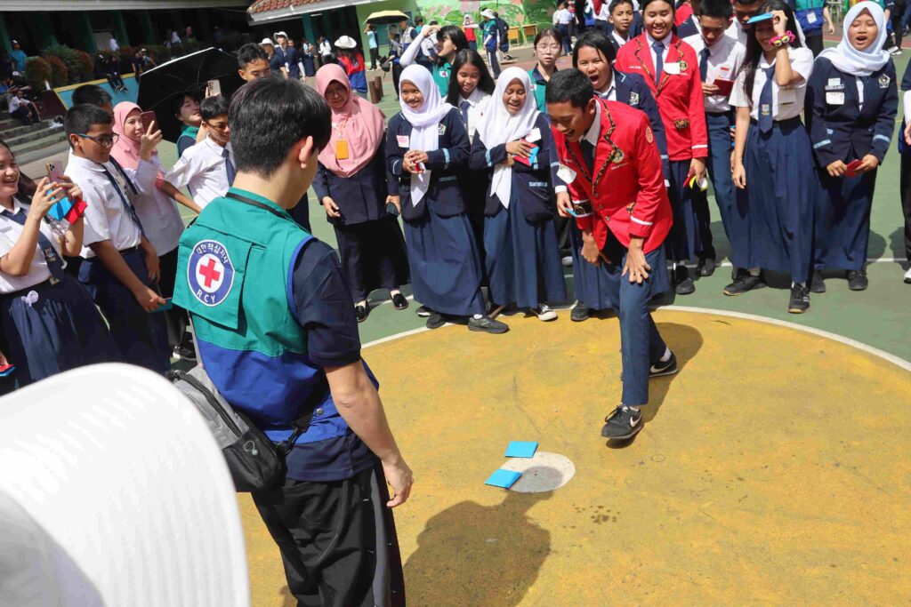 Palang Merah Indonesia Kota Jakarta Timur Perkuat Persahabatan Internasional Bersama Palang Merah Korea Selatan di SMPN 103 Jakarta