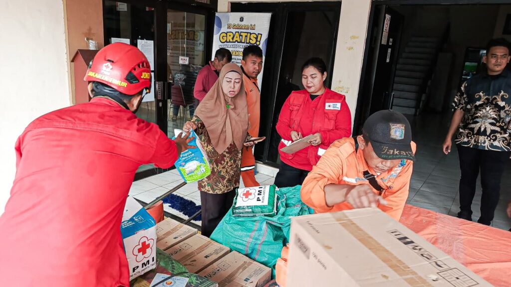 300 KK Terdampak, PMI Jakarta Timur Salurkan Bantuan Warga Terdampak Banjir Saat Lebaran di Cibubur