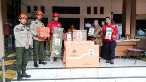 300 KK Terdampak, PMI Jakarta Timur Salurkan Bantuan Warga Terdampak Banjir Saat Lebaran di Cibubur