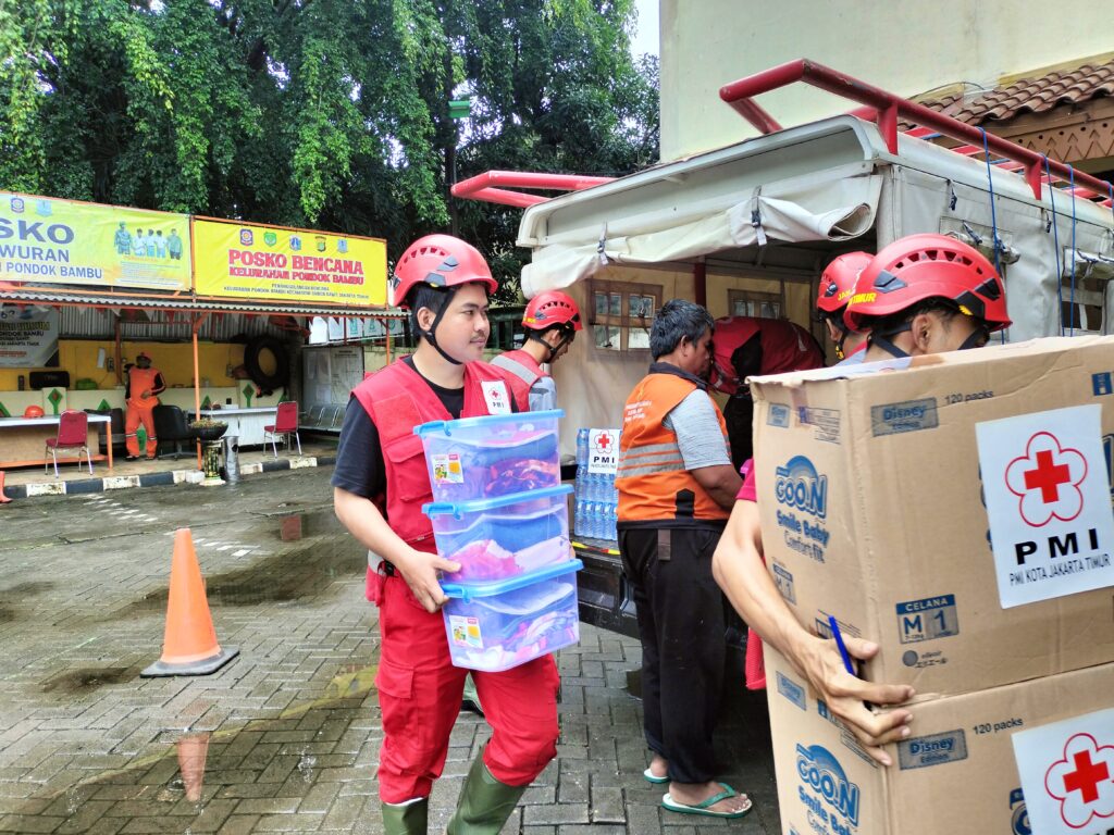 PMI Jakarta Timur Salurkan Bantuan bagi Warga Terdampak Banjir Jakarta
