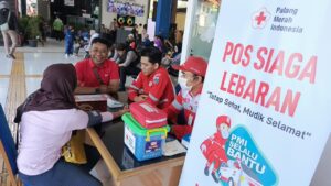 Jakarta Timur – Palang Merah Indonesia Kota Jakarta Timur siagakan pos kesehatan serta layanan ambulans guna mendukung kelancaran dan keselamatan masyarakat selama periode arus mudik dan balik Lebaran 2026. Kesiapsiagaan ini mulai dilaksanakan sejak 15 Maret 2026 hingga 24 Maret 2026. Dalam rangka kesiapsiagaan tersebut, PMI Jakarta Timur membuka layanan kesehatan di dua titik strategis, yaitu di Terminal Terpadu Pulogebang dan Terminal Kampung Rambutan. Pos kesehatan ini memberikan layanan pemeriksaan kesehatan, pertolongan pertama, serta dukungan ambulans bagi masyarakat yang membutuhkan selama perjalanan mudik, yang didukung oleh para tenaga medis dan relawan, serta armada ambulans untuk mendukung pelayanan selama periode siaga Lebaran. Ketua PMI Kota Jakarta Timur, Drs. H. R. Krisdianto, M.Si menyampaikan bahwa kehadiran pos kesehatan ini merupakan bagian dari komitmen PMI dalam memberikan pelayanan kemanusiaan kepada masyarakat, khususnya pada momentum arus mudik Lebaran yang identik dengan mobilitas tinggi. "Melalui pos kesehatan dan layanan ambulans ini, PMI Jakarta Timur berupaya memberikan dukungan pelayanan kesehatan bagi para pemudik agar perjalanan mereka dapat berlangsung dengan aman dan nyaman,” ujarnya. Kehadiran pos kesehatan PMI Kota Jakarta Timur sebagai bagian dari pelayanan kemanusiaan disediakan bagi masyarakat yang melakukan perjalanan mudik diharapkan dapat membantu masyarakat yang mengalami keluhan kesehatan ringan maupun membutuhkan penanganan awal sebelum dirujuk ke fasilitas kesehatan. Tidak hanya menyediakan layanan pos kesehatan dan pelayanan ambulans, PMI Kota Jakarta Timur juga mendistribusikan Mudik Lebaran Kit, paket pertolongan pertama untuk penumpang bus antar kota, untuk mengantisipasi terjadinya situasi dan kondisi yang tidak diinginkan, seperti pusing, sakit perut, mual dan muntah di dalam bus.