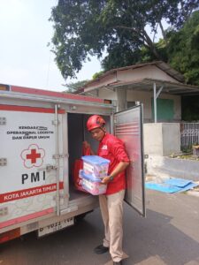 PMI Jakarta Timur Salurkan Bantuan bagi Penyintas Kebakaran di Malaka Sari