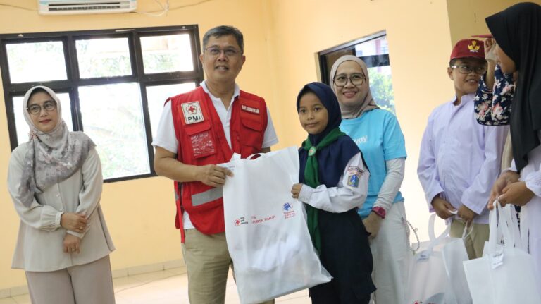 PMI Jakarta Timur dan Yayasan Amway Peduli Salurkan Paket Seragam Sekolah dan Perlengkapan Belajar untuk Anak PMR dan Anak Panti