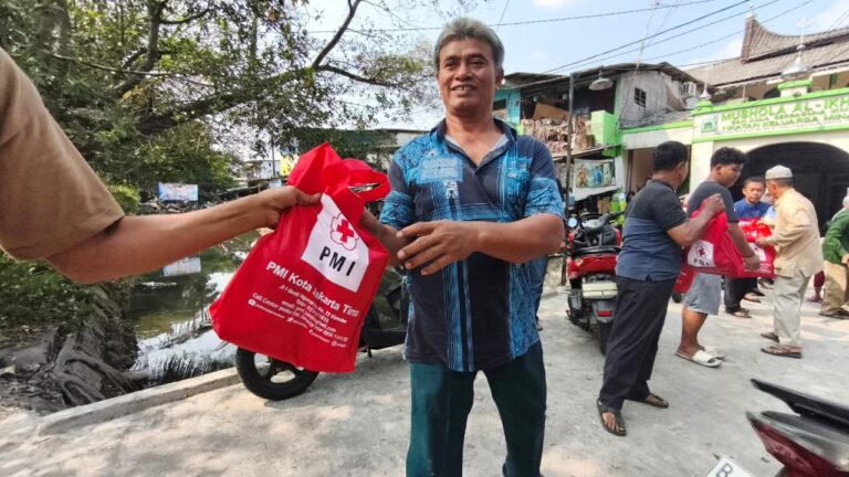PMI Jakarta Timur Salurkan Bantuan bagi Korban Kebakaran di Cakung Timur