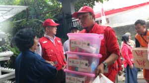 11 KK Terdampak Kebakaran di Kelurahan Pisangan Baru Terima Bantuan Kebutuhan Dasar