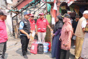 Musibah Kebakaran di Utan Kayu Utara, Bantuan Hadir untuk Ringankan Beban Keluarga Bu Rezi