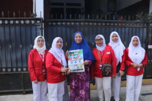 Upaya meningkatkan kesadaran masyarakat dalam mencegah penyakit yang ditularkan melalui nyamuk dilakukan melalui kegiatan Grebek Pemberantasan Sarang Nyamuk (PSN) di RW 07, Kelurahan Pekayon,