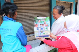 Upaya meningkatkan kesadaran masyarakat dalam mencegah penyakit yang ditularkan melalui nyamuk dilakukan melalui kegiatan Grebek Pemberantasan Sarang Nyamuk (PSN) di RW 07, Kelurahan Pekayon,