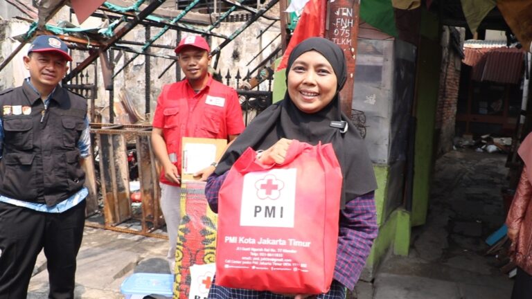 Musibah Kebakaran di Utan Kayu Utara, Bantuan Hadir untuk Ringankan Beban Keluarga Bu Rezi