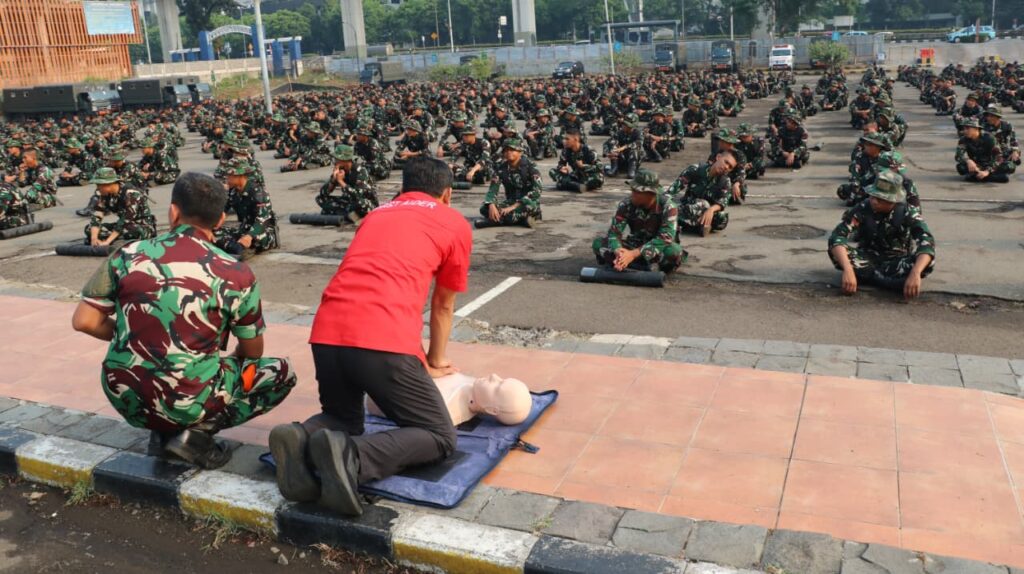 Perkuat Kesiapsiagaan, PMI Jakarta Timur Dukung Pelatihan BHD untuk Personel TNI AU Korpasgat