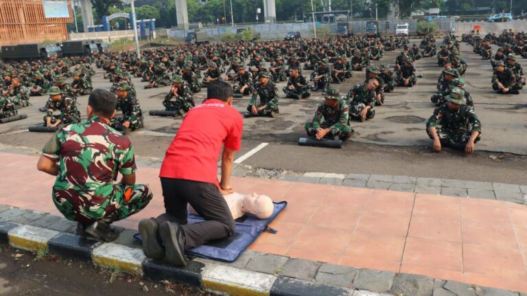 Perkuat Kesiapsiagaan, PMI Jakarta Timur Dukung Pelatihan BHD untuk Personel TNI AU Korpasgat